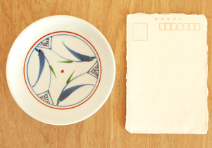 砥部焼・千山窯　上絵三方草の小皿(4寸)をはがきと比較して