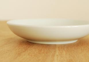 砥部焼・千山窯　上絵三方草の小皿(4寸)を横から見て