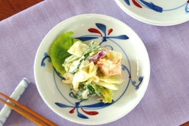 砥部焼・千山窯　上絵とんぼの小皿(4寸)にサラダを盛って