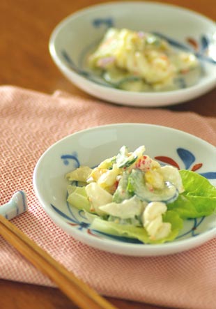 砥部焼・千山窯　上絵とんぼの小皿(4寸)にサラダを盛って