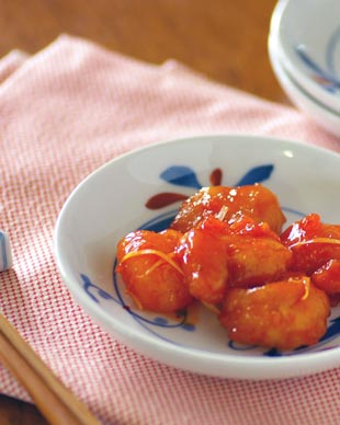 砥部焼・千山窯　上絵とんぼの小皿(4寸)にエビチリを盛って