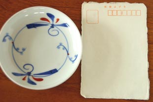 砥部焼・千山窯　上絵とんぼの小皿(4寸)をはがきと比較して