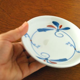 砥部焼・千山窯　上絵とんぼの小皿(4寸)を手に持って