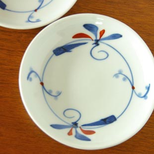 砥部焼・千山窯　上絵とんぼの小皿(4寸)を上から見て