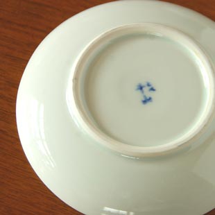砥部焼・千山窯　上絵とんぼの小皿(4寸)の裏面