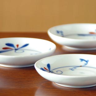 砥部焼・千山窯　上絵とんぼの小皿(4寸)を横から見て