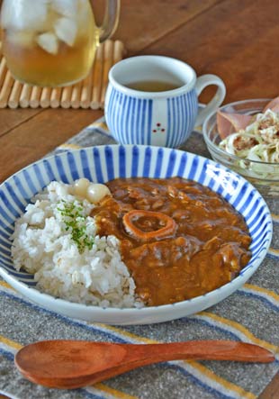 砥部焼・千山窯　ふちとくさの深皿(7.5寸)にカレーを