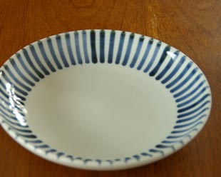 砥部焼 ふちとくさの丸皿（6,5寸）