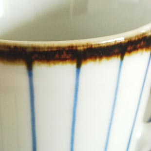 砥部焼・千山窯　縁紅のコーヒーカップのカップの絵付け