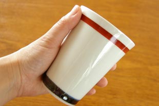 砥部焼･千山窯　ボーダー柄のタンブラーを持って