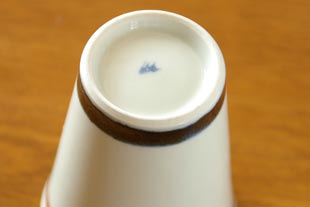 砥部焼・千山窯　ボーダー柄のタンブラーの底面