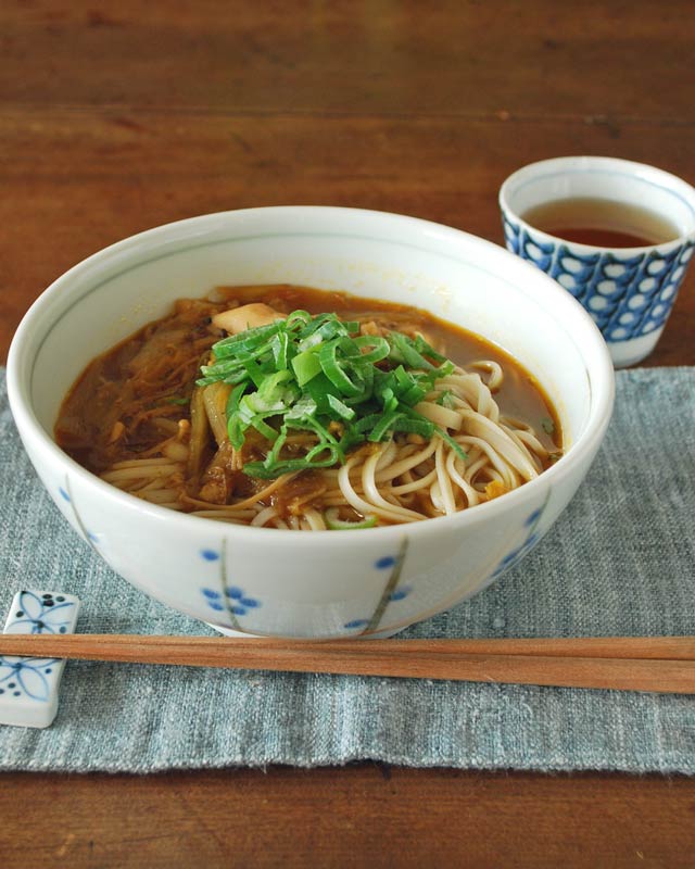 砥部焼　小梅のうどん鉢にカレーうどんを