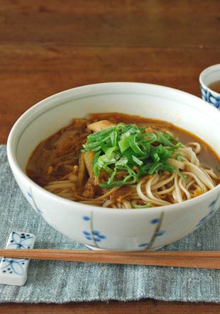 砥部焼・千山窯　小梅のうどん鉢にカレーうどんを