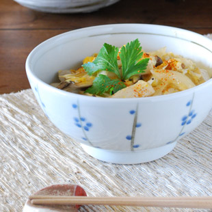 砥部焼・千山窯　小梅のうどん鉢に木の葉丼を