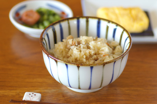 砥部焼・千山窯　とくさ柄の汁碗に炊き込みご飯を盛って