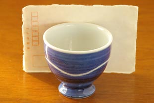 砥部焼・向井窯　青いフリーカップをはがきと比較して