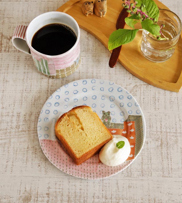 どうぶつリム皿 Aとシフォンケーキのおやつタイム風景