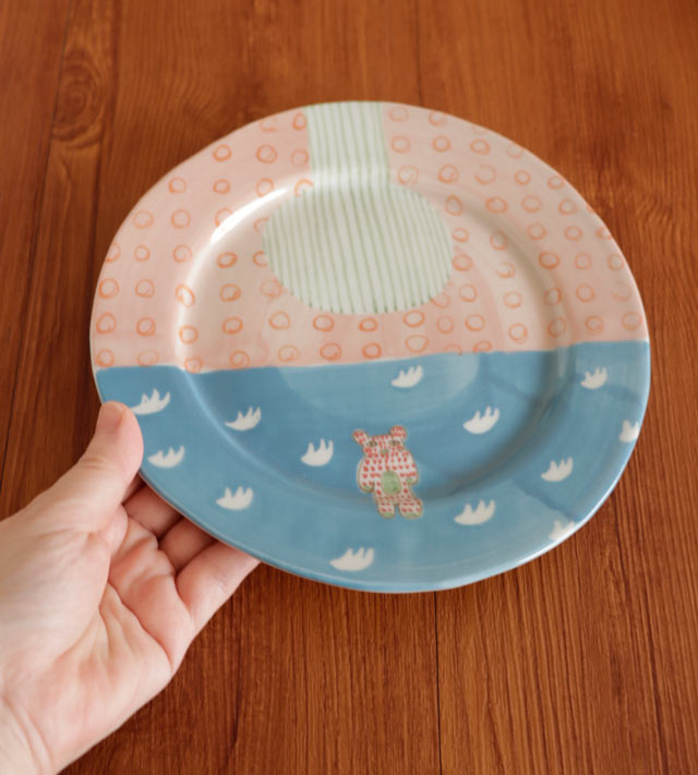 どうぶつリム皿(ピンク・クマ)を手に持ったサイズ感