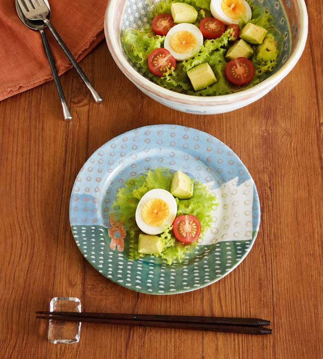 食卓に置かれたどうぶつリム皿(ピンク・ウサギ)