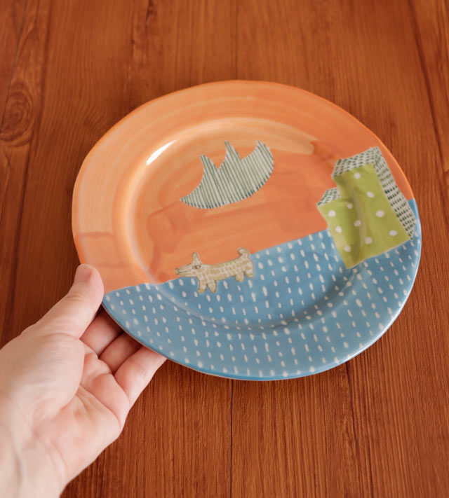 どうぶつリム皿(ブラウン・オオカミ)を手に持ったサイズ感