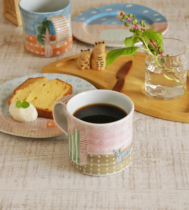 どうぶつマグカップ(ブルー・ヒョウ)のお茶タイム風景