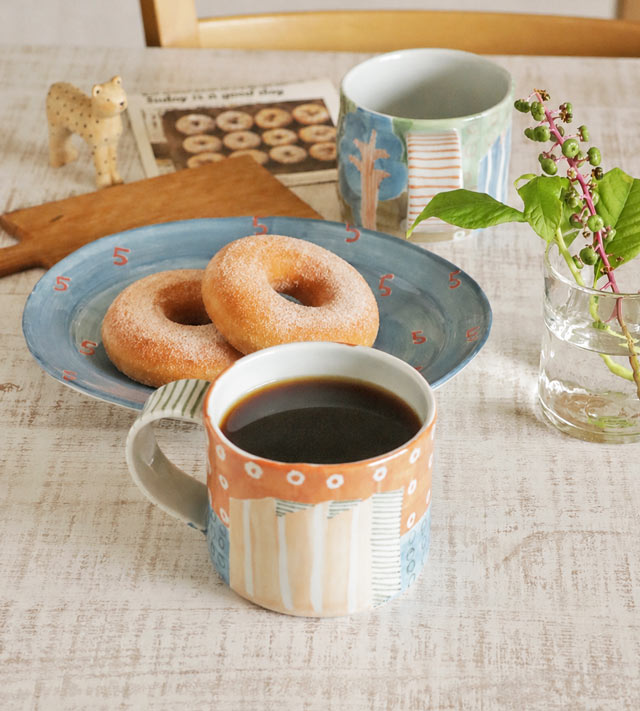 どうぶつマグカップ(グリーン・ヒョウ)のお茶タイム風景