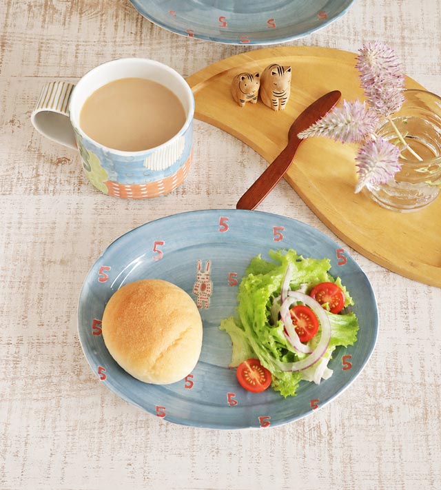 パンとサラダを盛り付けたオーバル皿の表情