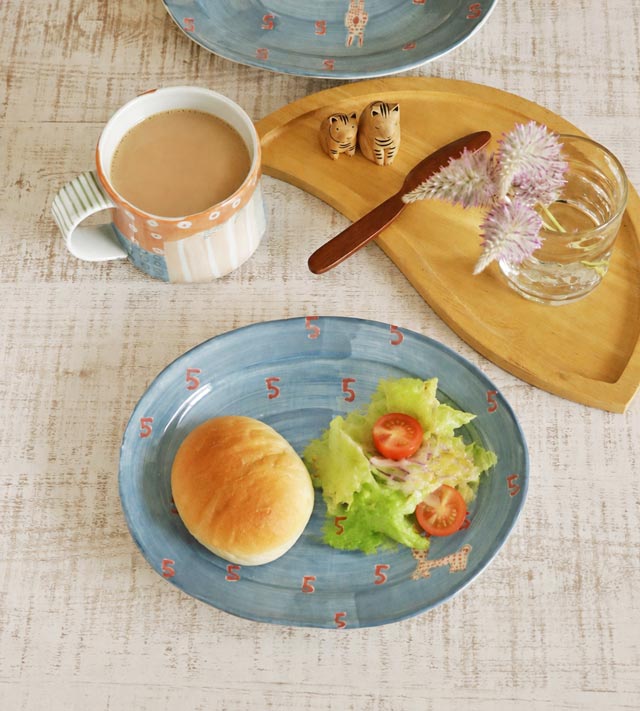 パンとサラダを盛り付けたオーバル皿の表情