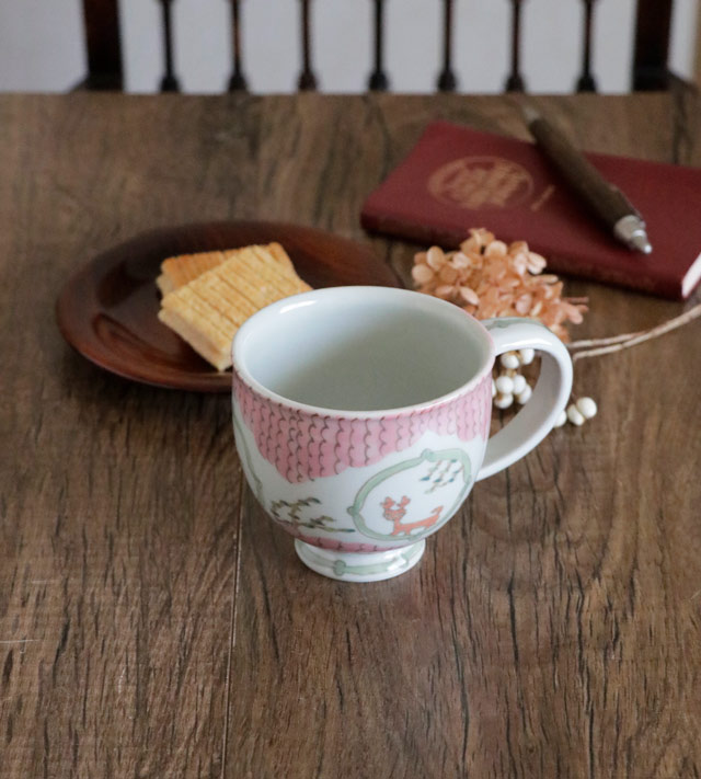 どうぶつ山水マグ(ピンク)をお茶菓子と並べた様子