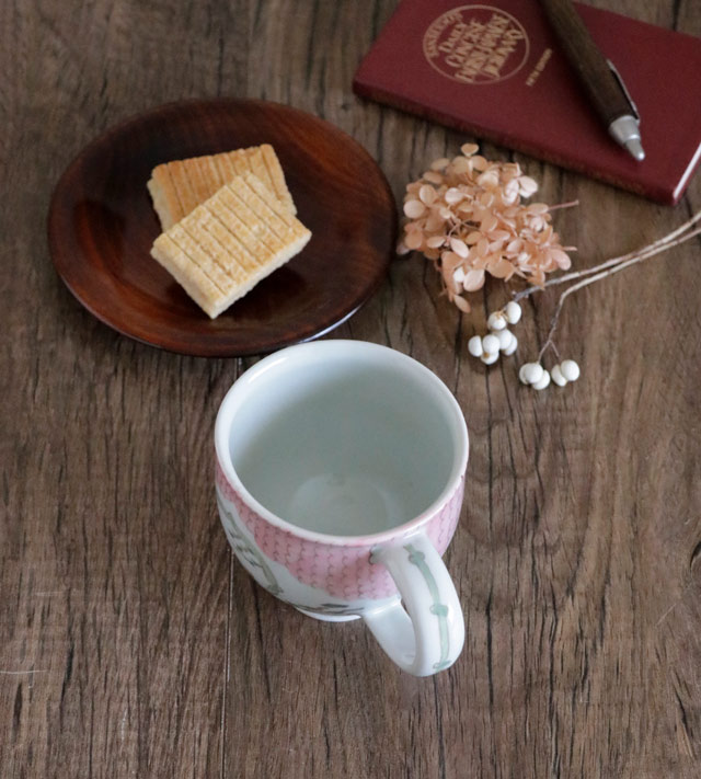 どうぶつ山水マグ(ピンク)の赤茶色の動物と全体の形