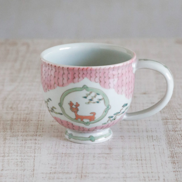 どうぶつ山水マグ(ピンク)の赤茶色の動物が描かれた正面