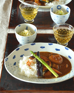 砥部焼・スギウラ工房　はりあわせ楕円皿(白水玉)にカレーを