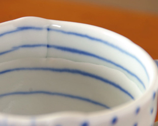 砥部焼・スギウラ工房　はりあわせ足付マグの絵付け