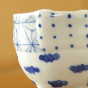 砥部焼・スギウラ工房　はりあわせ足付マグの絵付け