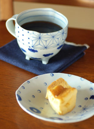 スギウラ工房 はりあわせ取皿にお菓子を