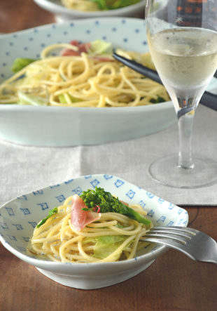 砥部焼・スギウラ工房　まるしかく取皿（四角）にパスタを