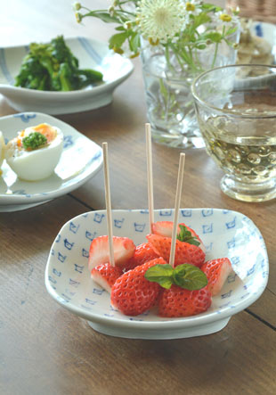 砥部焼・スギウラ工房　まるしかく取皿（四角）にいちごを