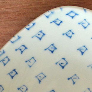 砥部焼・スギウラ工房　まるしかく取皿（四角）の絵付け