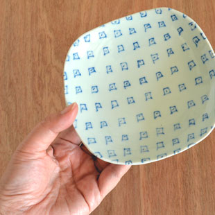 砥部焼・スギウラ工房　まるしかく取皿（四角）を手に持って