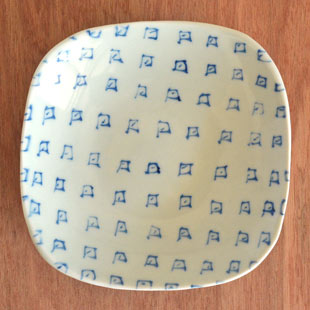 砥部焼・スギウラ工房　まるしかく取皿（四角）を上から見て