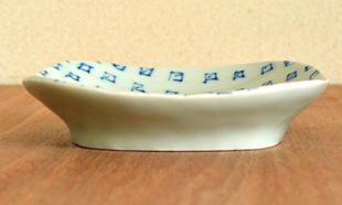 砥部焼・スギウラ工房　まるしかく取皿（四角）を横から見て