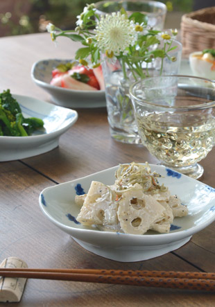 砥部焼・スギウラ工房　まるしかく取皿（雲柄）にれんこんサラダを