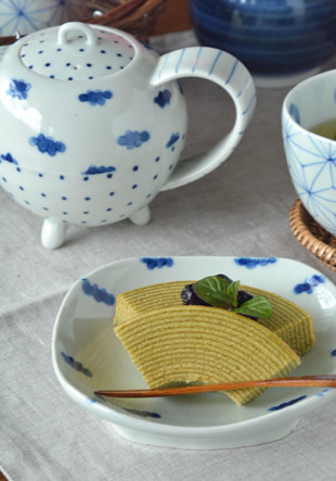 砥部焼・スギウラ工房　まるしかく取皿（雲柄）にバウムクーヘンを