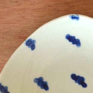 砥部焼・スギウラ工房　まるしかく取皿（雲柄）の絵柄