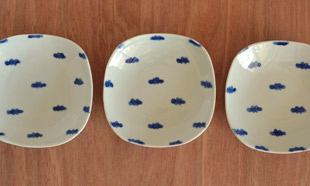 砥部焼・スギウラ工房　まるしかく取皿（雲柄）を並べて