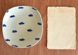 砥部焼・スギウラ工房　まるしかく取皿（雲柄）をはがきと比較して