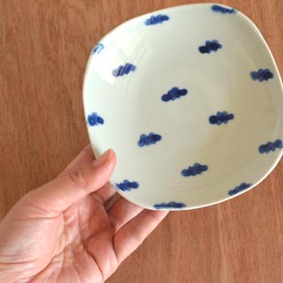 砥部焼・スギウラ工房　まるしかく取皿（雲柄）を手に持って
