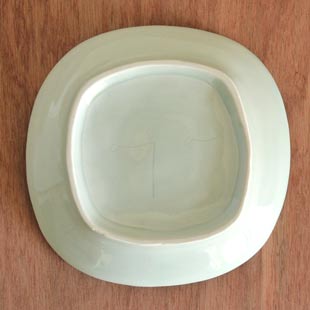 砥部焼・スギウラ工房　まるしかく取皿（雲柄）の裏面