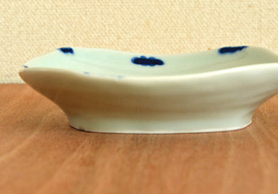 砥部焼・スギウラ工房　まるしかく取皿（雲柄）を横から見て