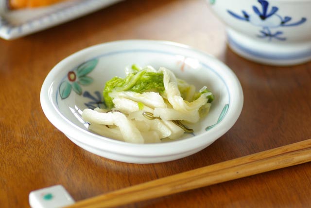 砥部焼・陶房遊　花ちらしの玉ぶち鉢(4寸)に漬物を盛って